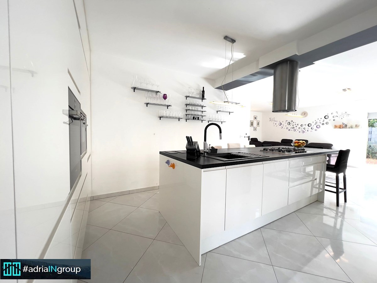 Trogir, MODERNO STANOVANJE S TERASO-VRT 185m2 / video - preberi opis