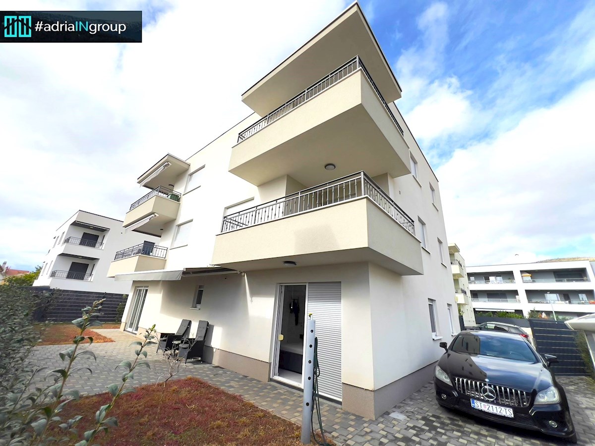 Trogir, MODERNO STANOVANJE S TERASO-VRT 185m2 / video - preberi opis