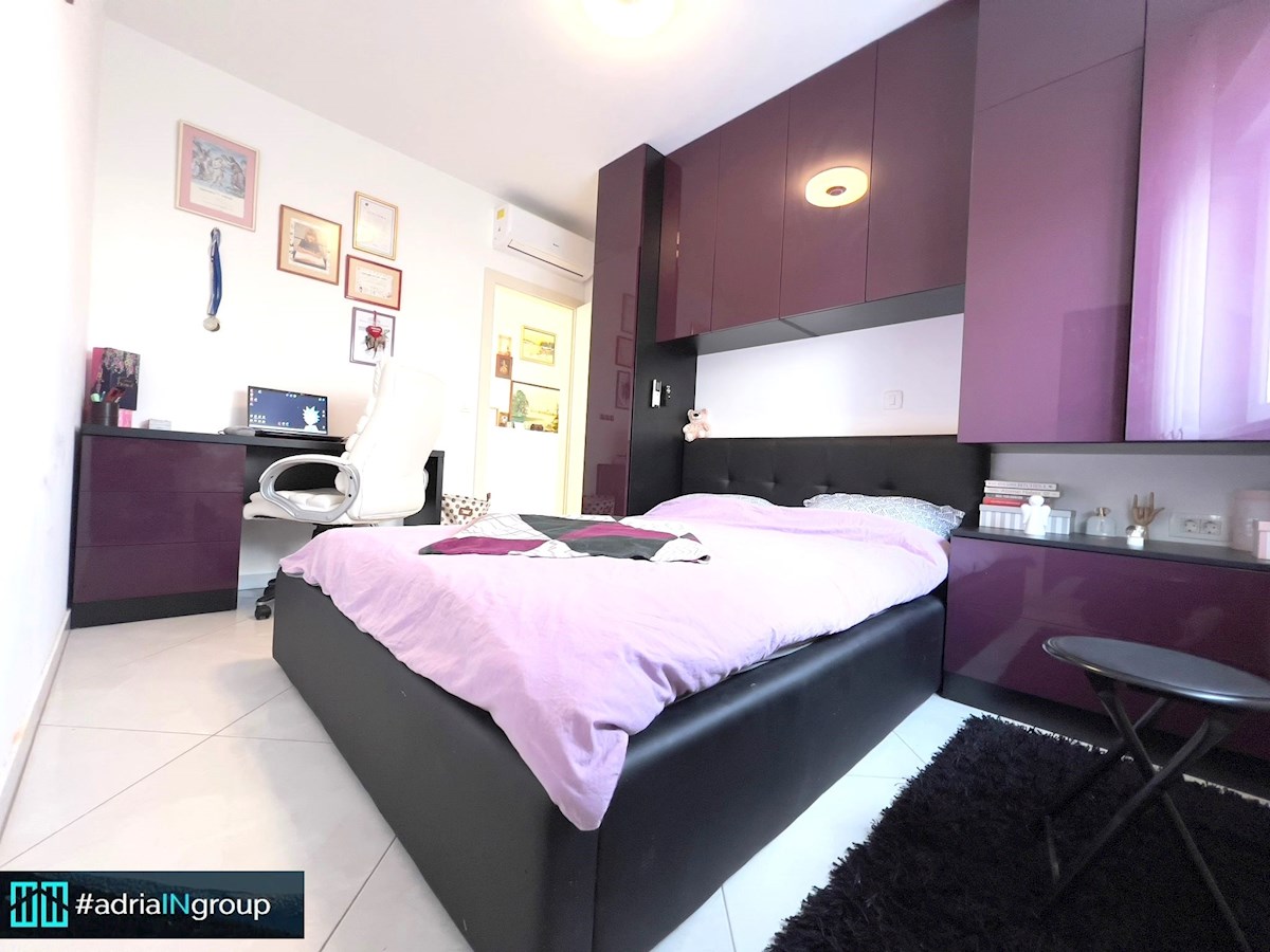 Trogir, MODERNO STANOVANJE S TERASO-VRT 185m2 / video - preberi opis