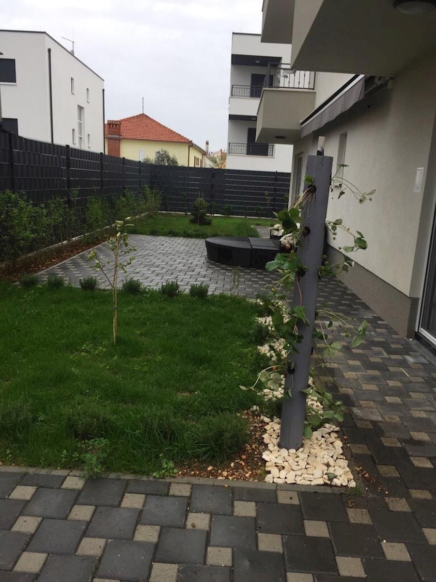 Trogir, MODERNO STANOVANJE S TERASO-VRT 185m2 / video - preberi opis
