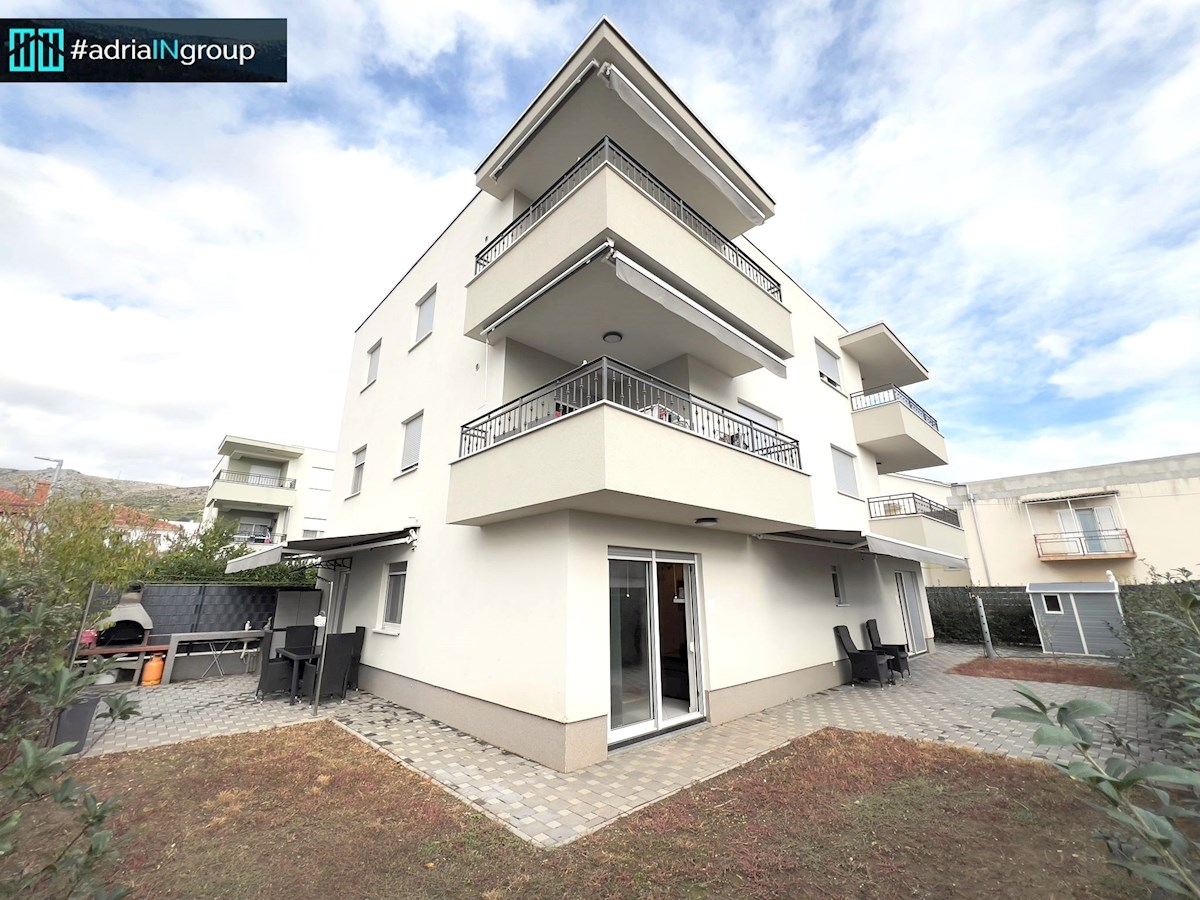 Trogir, MODERNO STANOVANJE S TERASO-VRT 185m2 / video - preberi opis