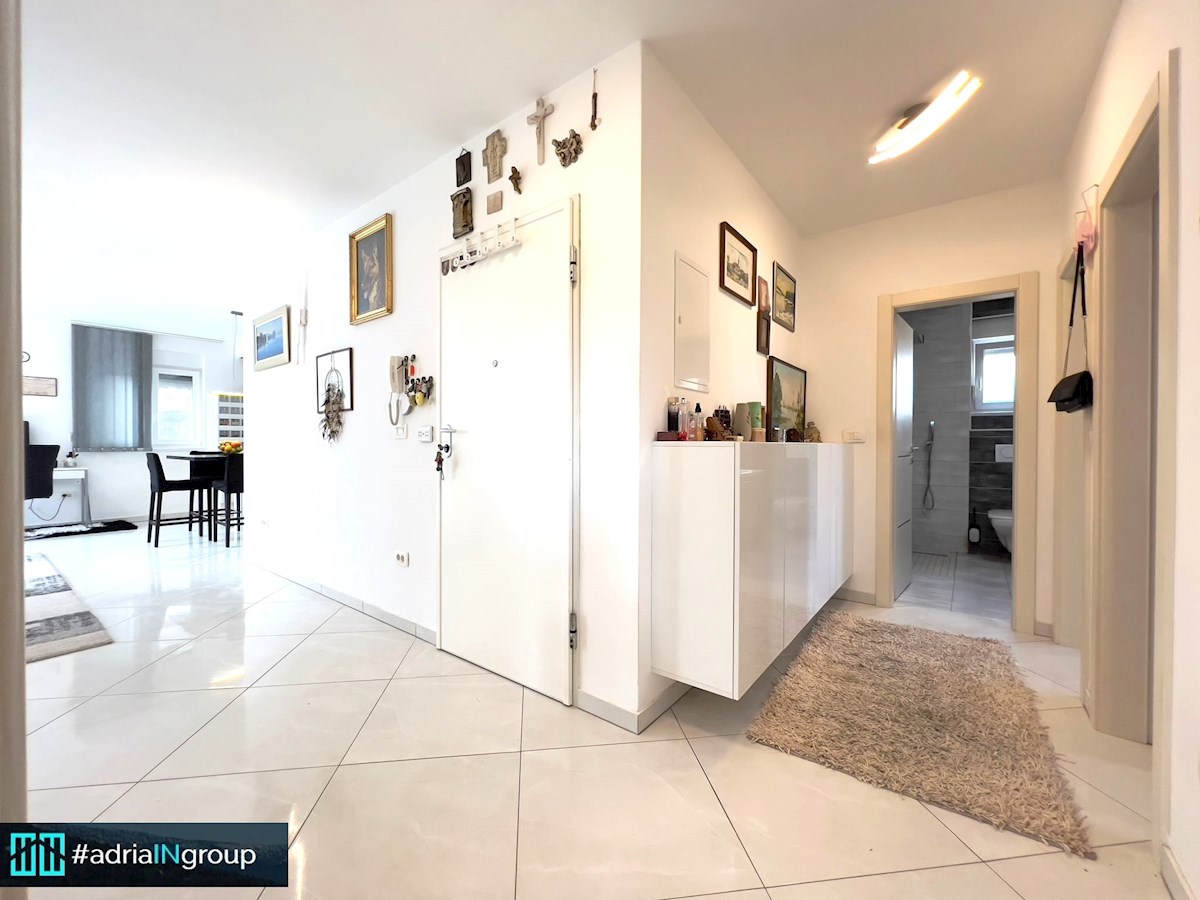 Trogir, MODERNO STANOVANJE S TERASO-VRT 185m2 / video - preberi opis