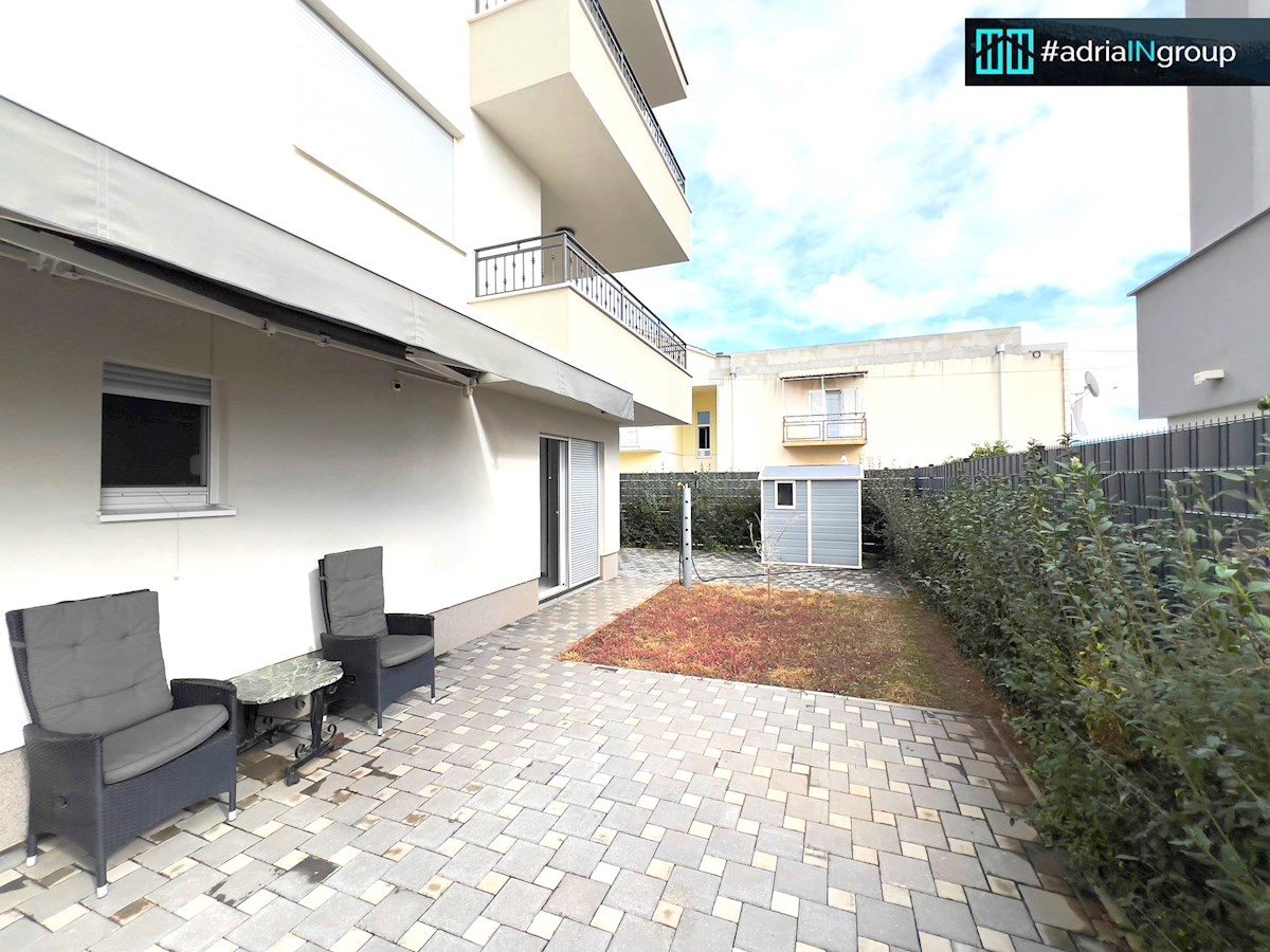 Trogir, MODERNO STANOVANJE S TERASO-VRT 185m2 / video - preberi opis