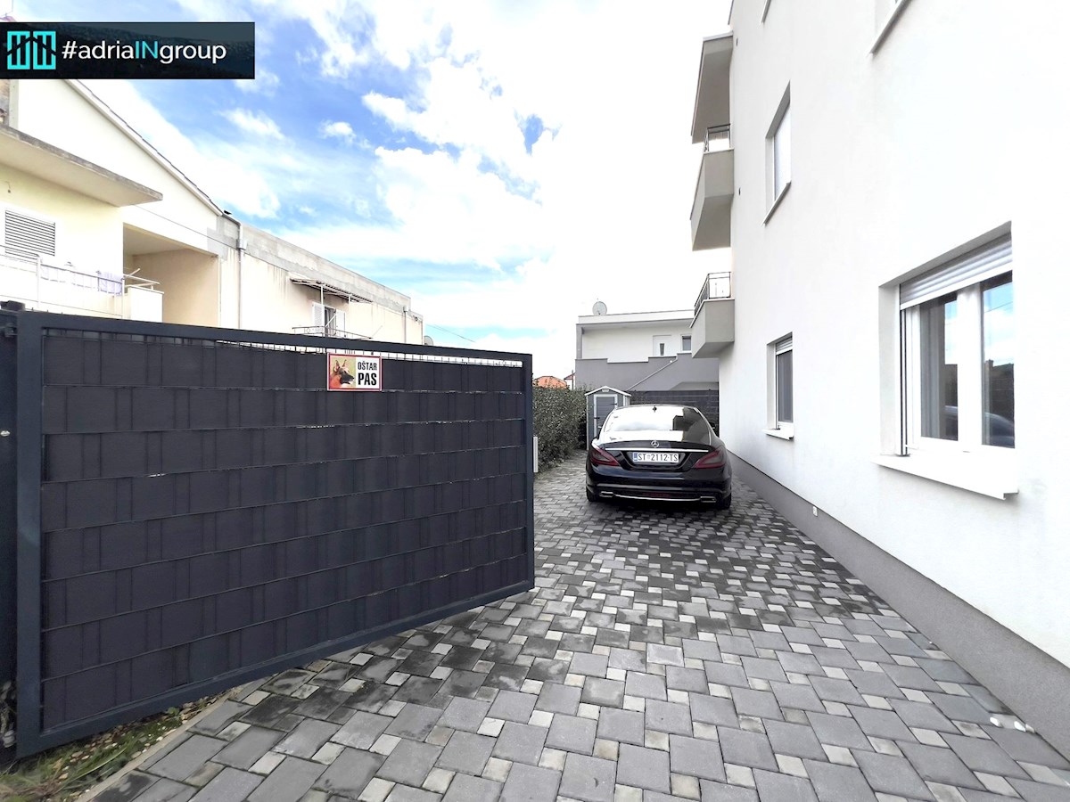 Trogir, MODERNO STANOVANJE S TERASO-VRT 185m2 / video - preberi opis