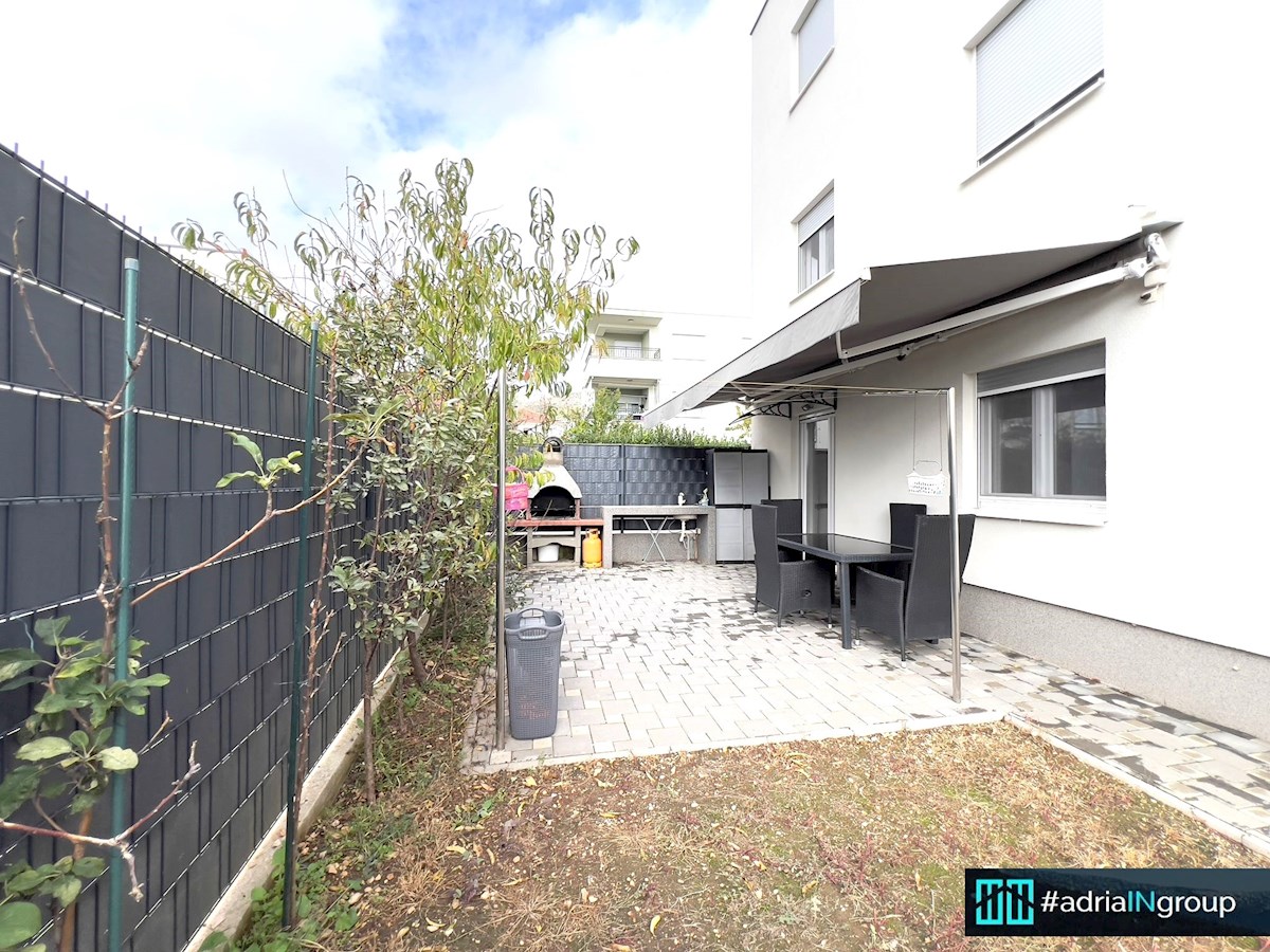 Trogir, MODERNO STANOVANJE S TERASO-VRT 185m2 / video - preberi opis