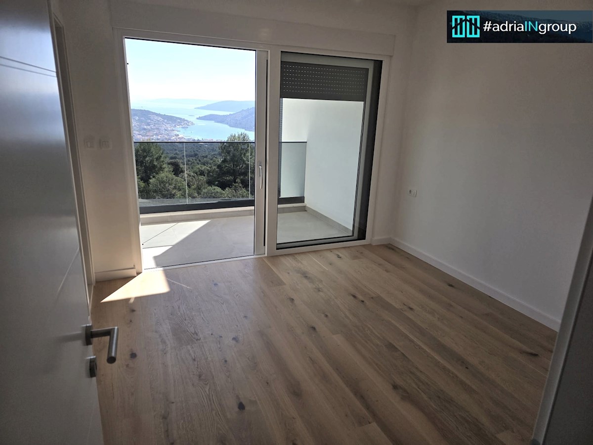 Moderna vila s panoramskim pogledom na morje - Vinišće // preberite opis