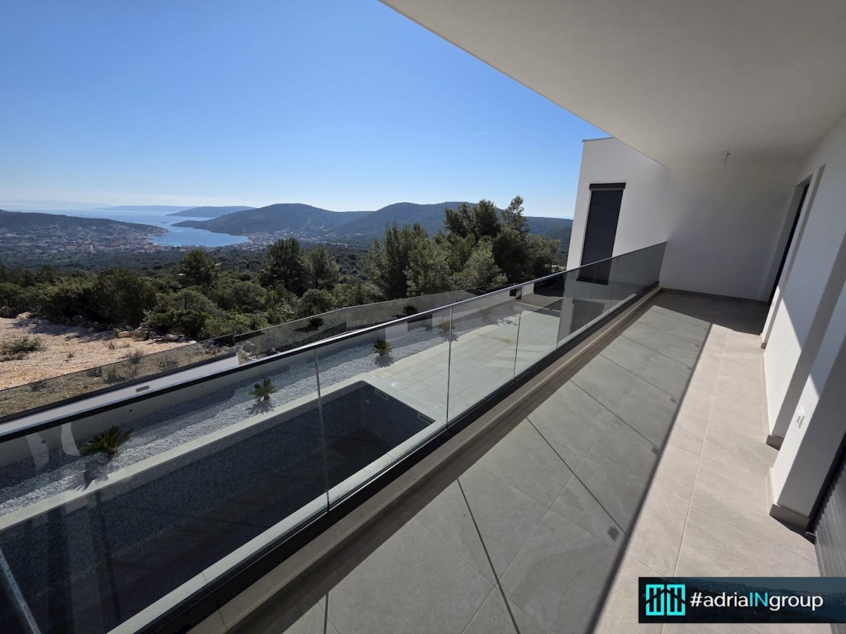 Moderna vila s panoramskim pogledom na morje - Vinišće // preberite opis