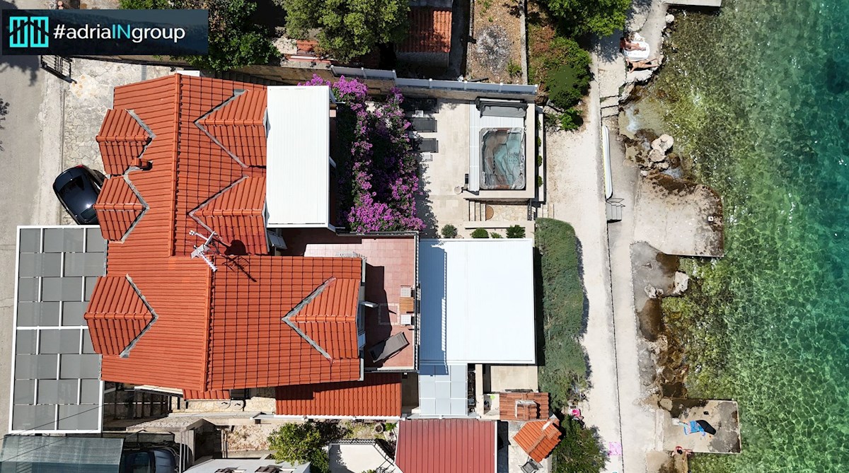 Hiša, PRVA VRSTA DO MORJA (3 apartmaji) – SEGET VRANJICA / video / preberi opis
