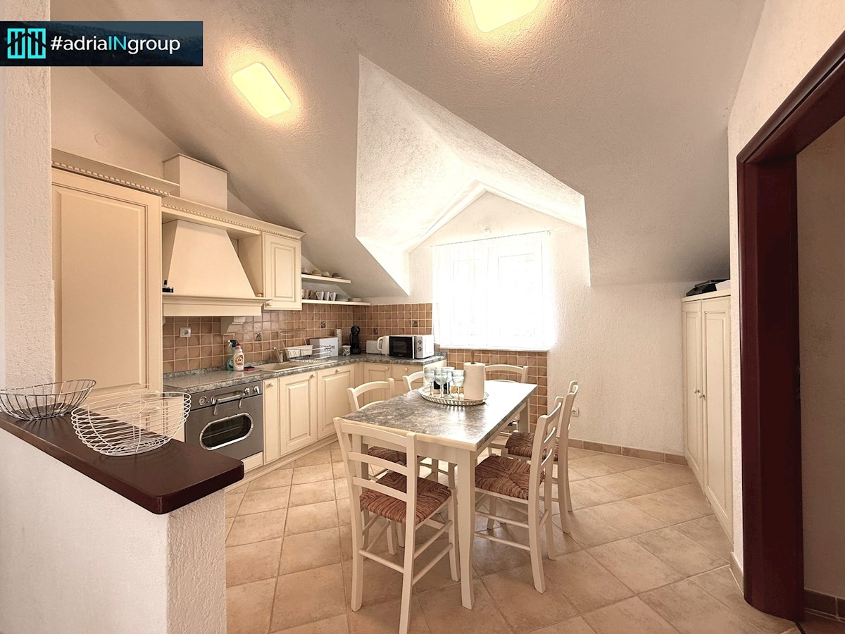 Hiša, PRVA VRSTA DO MORJA (3 apartmaji) – SEGET VRANJICA / video / preberi opis