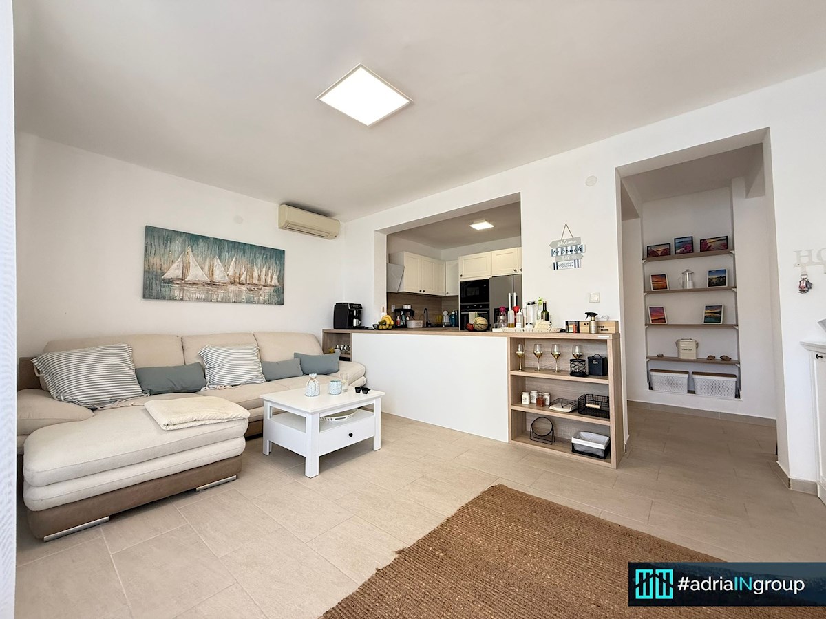 Hiša, PRVA VRSTA DO MORJA (3 apartmaji) – SEGET VRANJICA / video / preberi opis