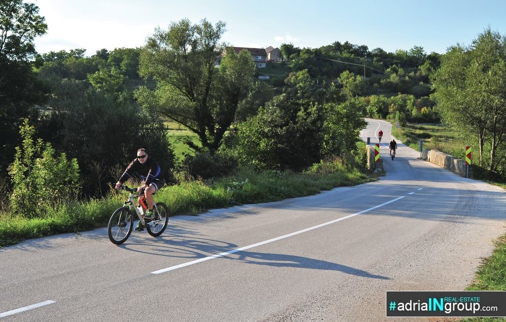 Okolica Splita / OAZA MIRU / Vila z notranjim bazenom / Vas Veliki Bročanac