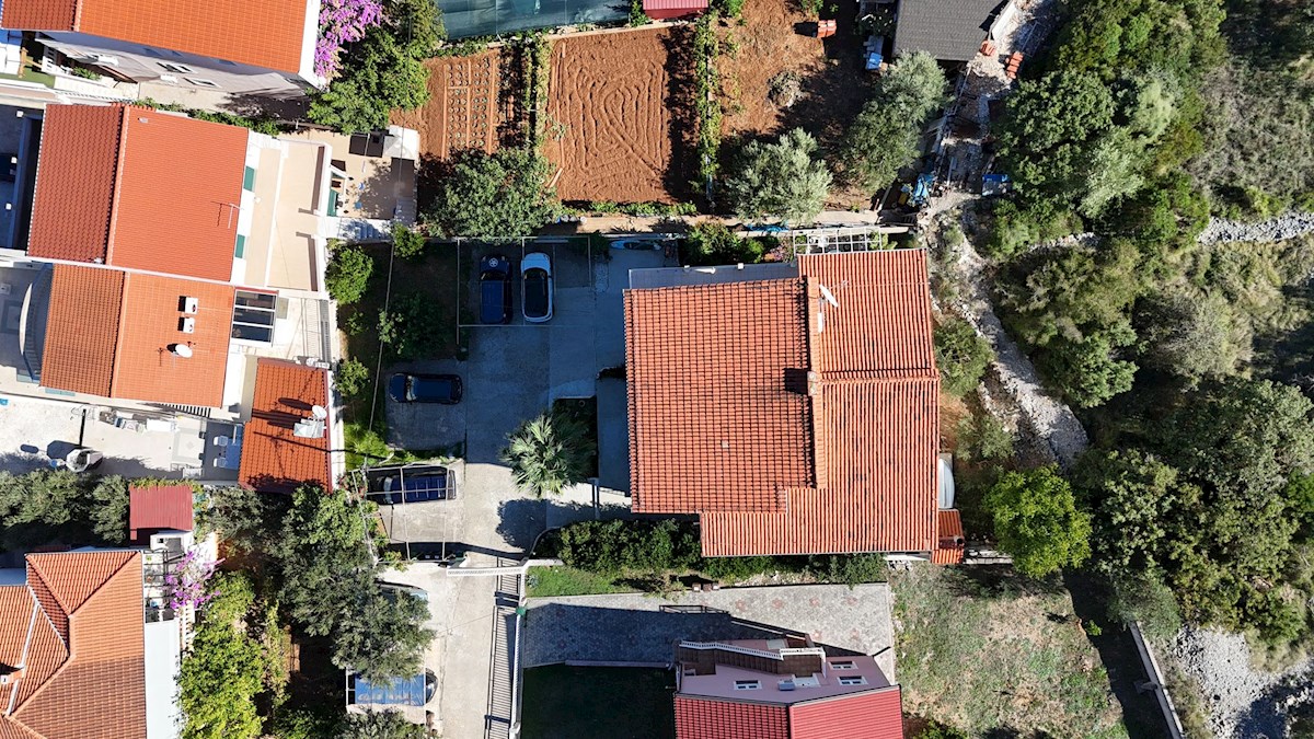 ČIOVO // Slatine, apartmajska hiša 50m od morja / pogled / preberi opis - video