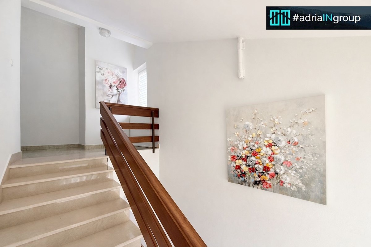 INVESTICIJSKA PRILOŽNOST – MINI HOTEL ALI APARTMAJI V DRUGI VRSTI OD MORJA