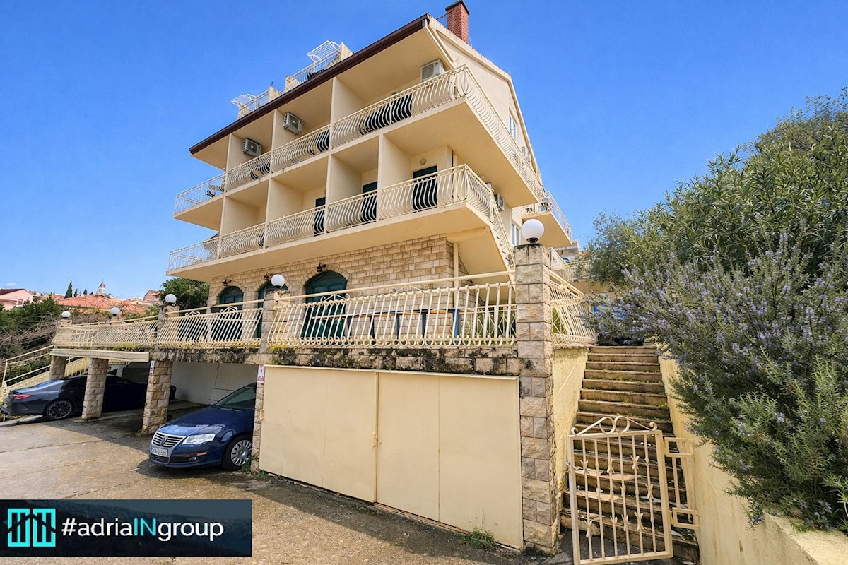 INVESTICIJSKA PRILOŽNOST – MINI HOTEL ALI APARTMAJI V DRUGI VRSTI OD MORJA