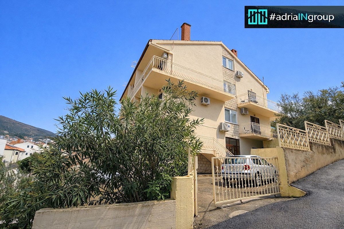 INVESTICIJSKA PRILOŽNOST – MINI HOTEL ALI APARTMAJI V DRUGI VRSTI OD MORJA