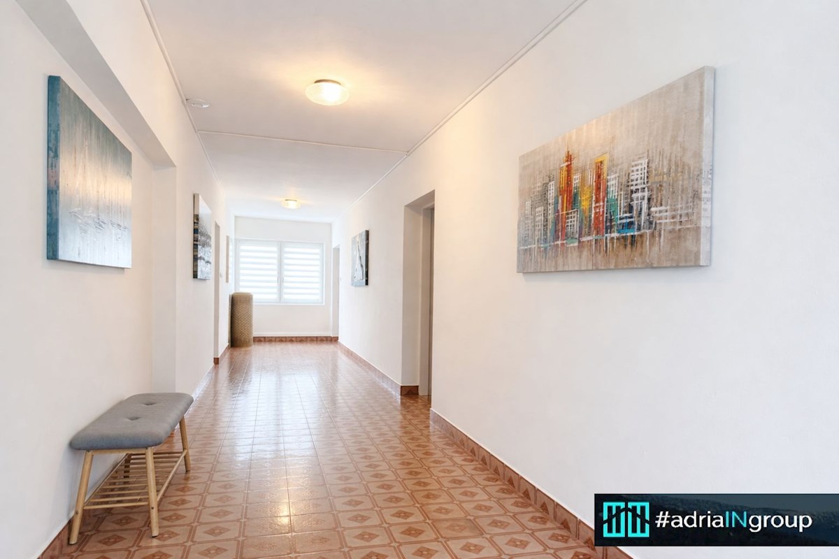 INVESTICIJSKA PRILOŽNOST – MINI HOTEL ALI APARTMAJI V DRUGI VRSTI OD MORJA