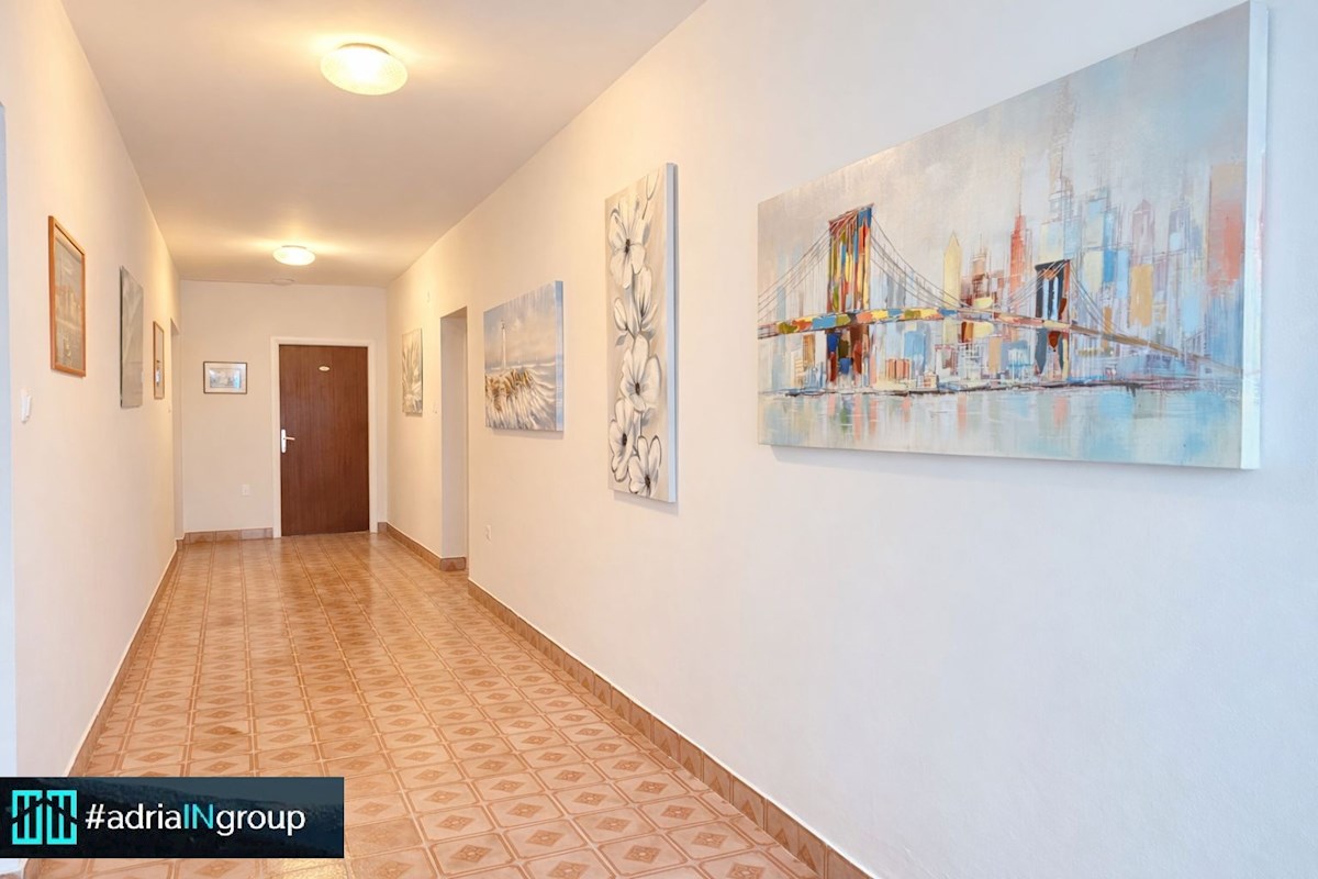 INVESTICIJSKA PRILOŽNOST – MINI HOTEL ALI APARTMAJI V DRUGI VRSTI OD MORJA