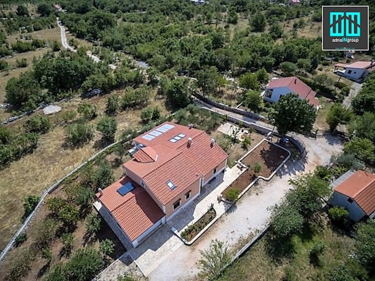 Okolica Splita / OAZA MIRU / Vila z notranjim bazenom / Vas Veliki Bročanac