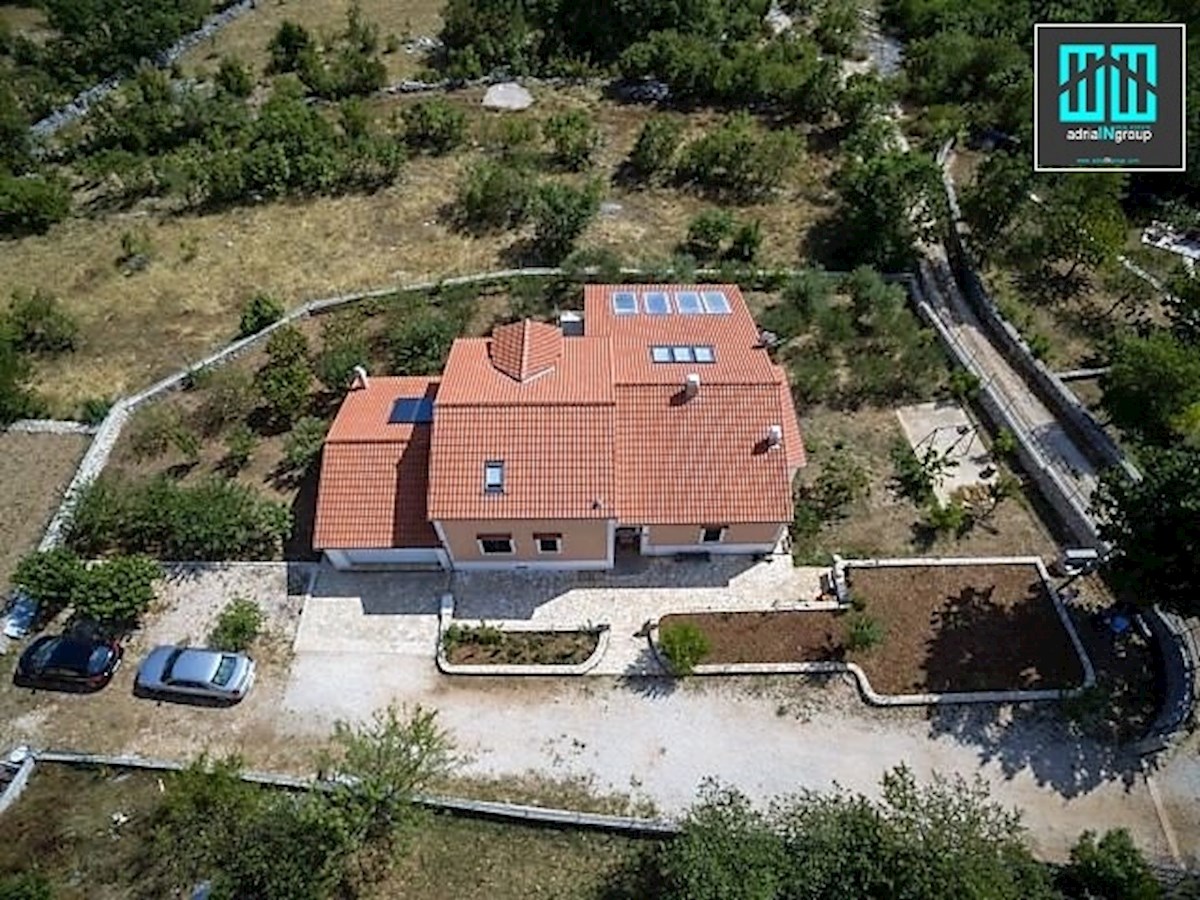 Okolica Splita / OAZA MIRU / Vila z notranjim bazenom / Vas Veliki Bročanac