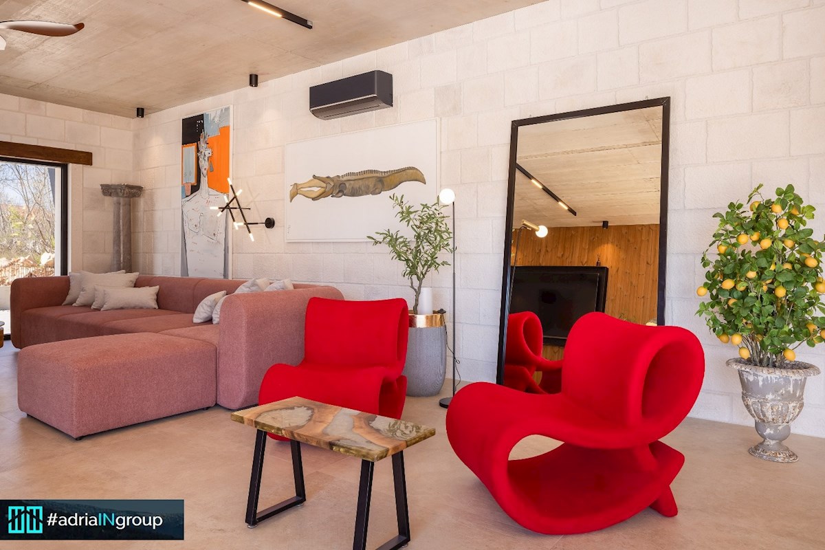 JEDINSTVENA MEDITERANSKA VILA PRI SPLITU / preberi opis - VIDEO