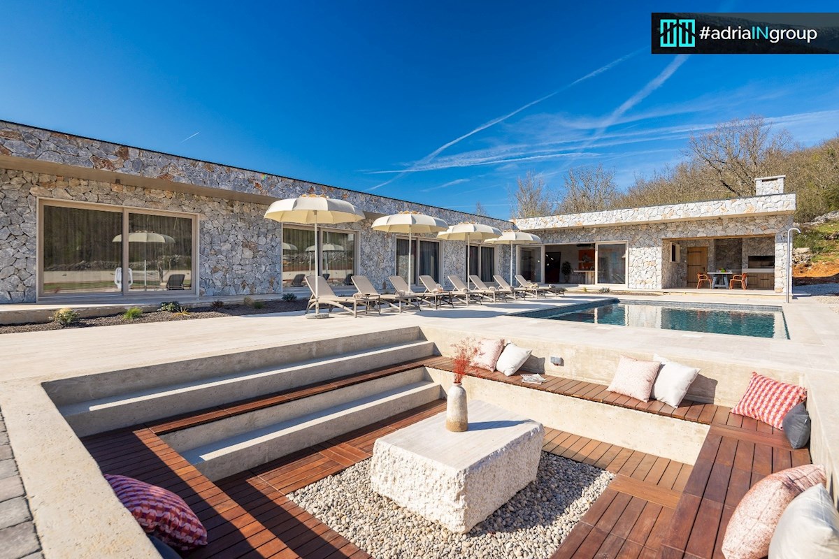JEDINSTVENA MEDITERANSKA VILA PRI SPLITU / preberi opis - VIDEO