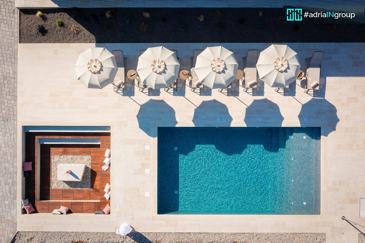 EDINSTVENA MEDITERANSKA VILA PRI SPLITU / preberi opis - VIDEO