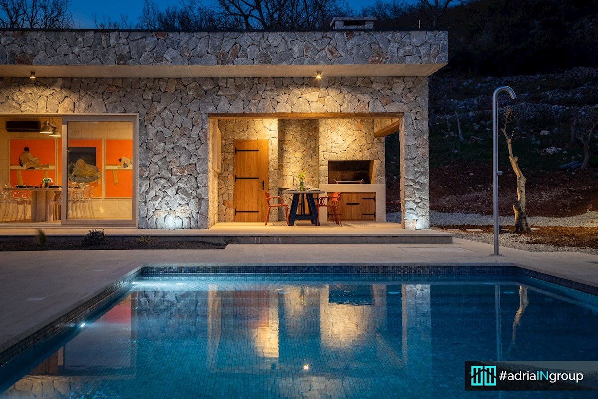 EDINSTVENA MEDITERANSKA VILA PRI SPLITU / preberi opis - VIDEO