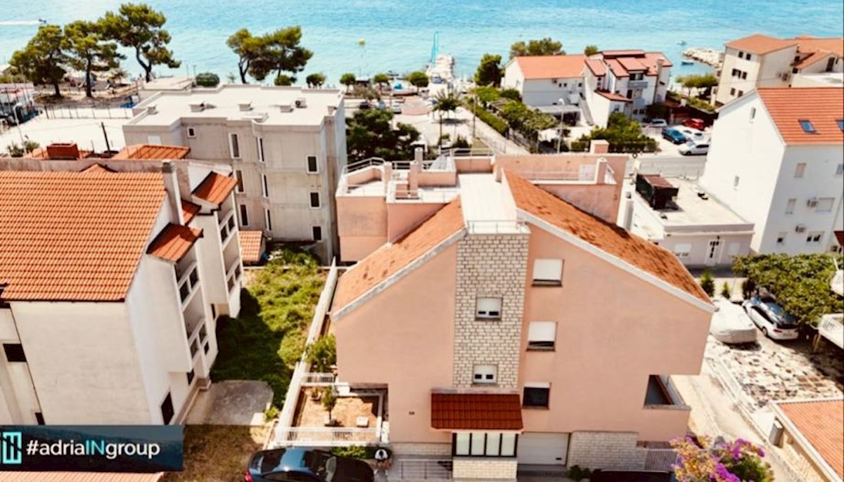 Manjša stanovanjska stavba na atraktivni lokaciji – Podstrana / preberite opis