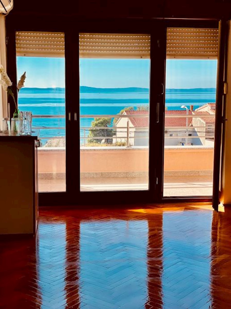 Manjša stanovanjska stavba na atraktivni lokaciji – Podstrana / preberite opis