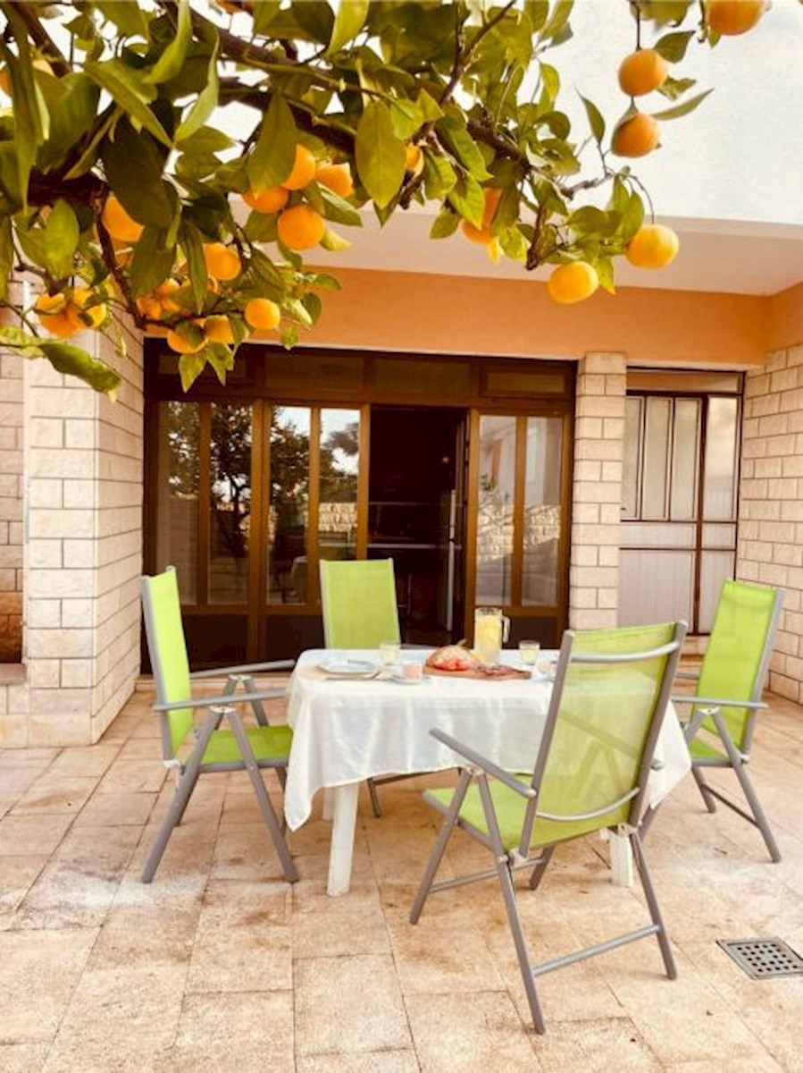 Manjša stanovanjska stavba na atraktivni lokaciji – Podstrana / preberite opis