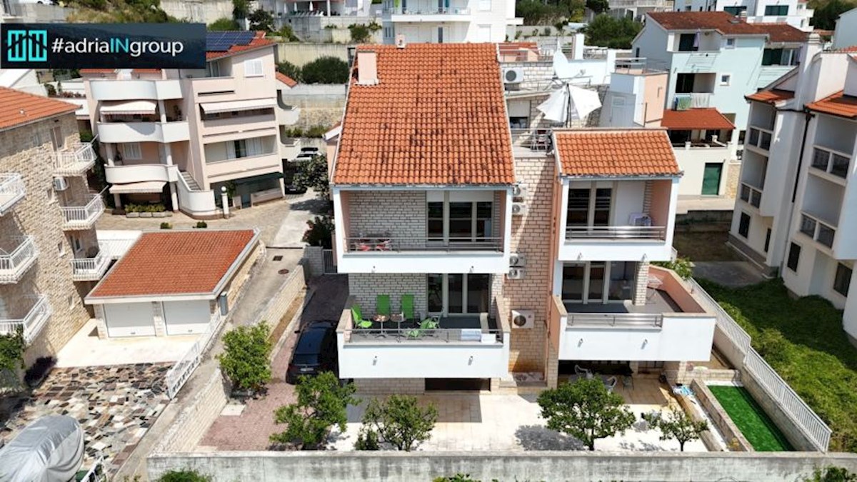 Manjša stanovanjska stavba na atraktivni lokaciji – Podstrana / preberite opis