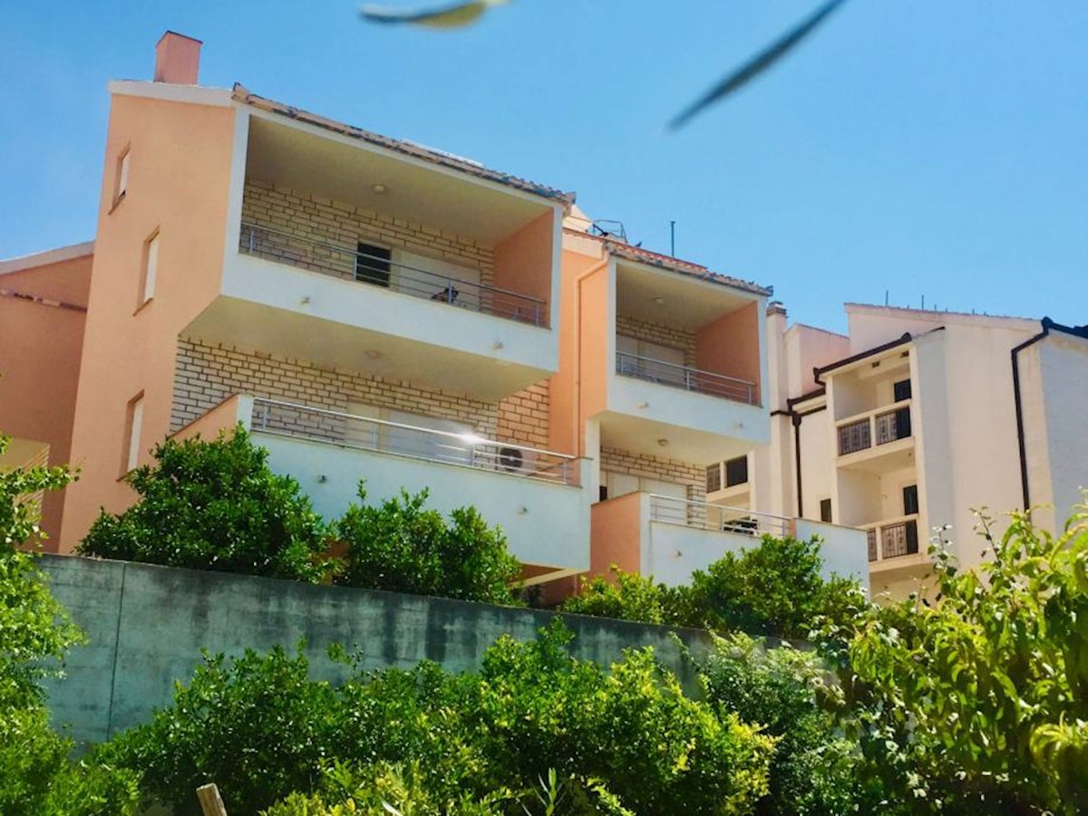 Manjša stanovanjska stavba na atraktivni lokaciji – Podstrana / preberite opis