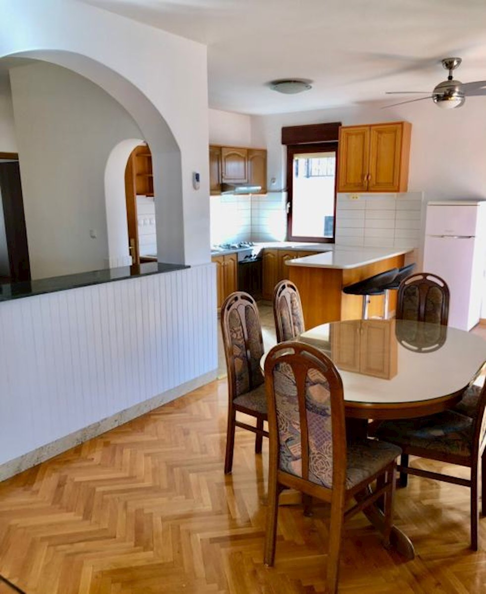 Manjša stanovanjska stavba na atraktivni lokaciji – Podstrana / preberite opis