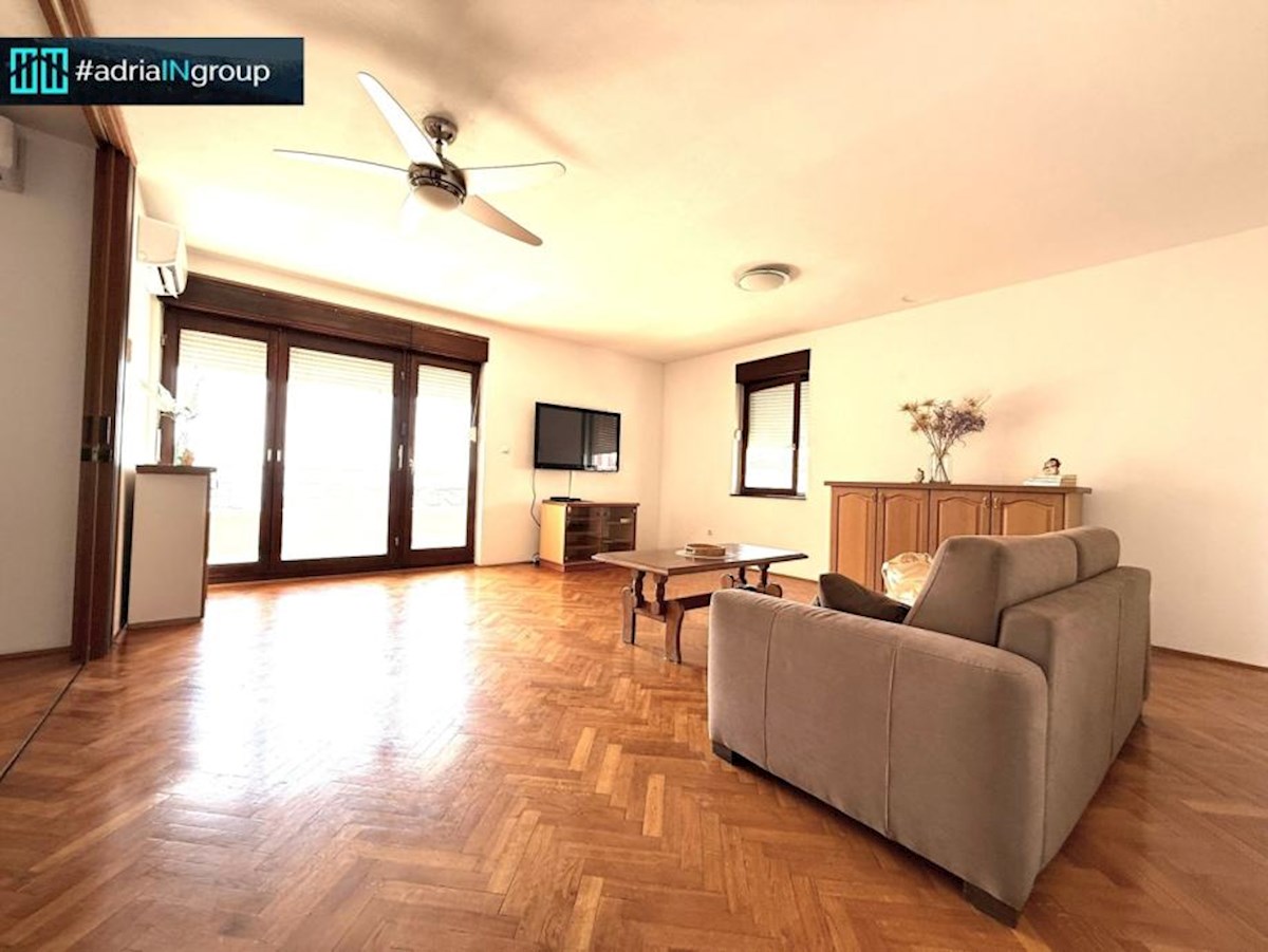 Manjša stanovanjska stavba na atraktivni lokaciji – Podstrana / preberite opis