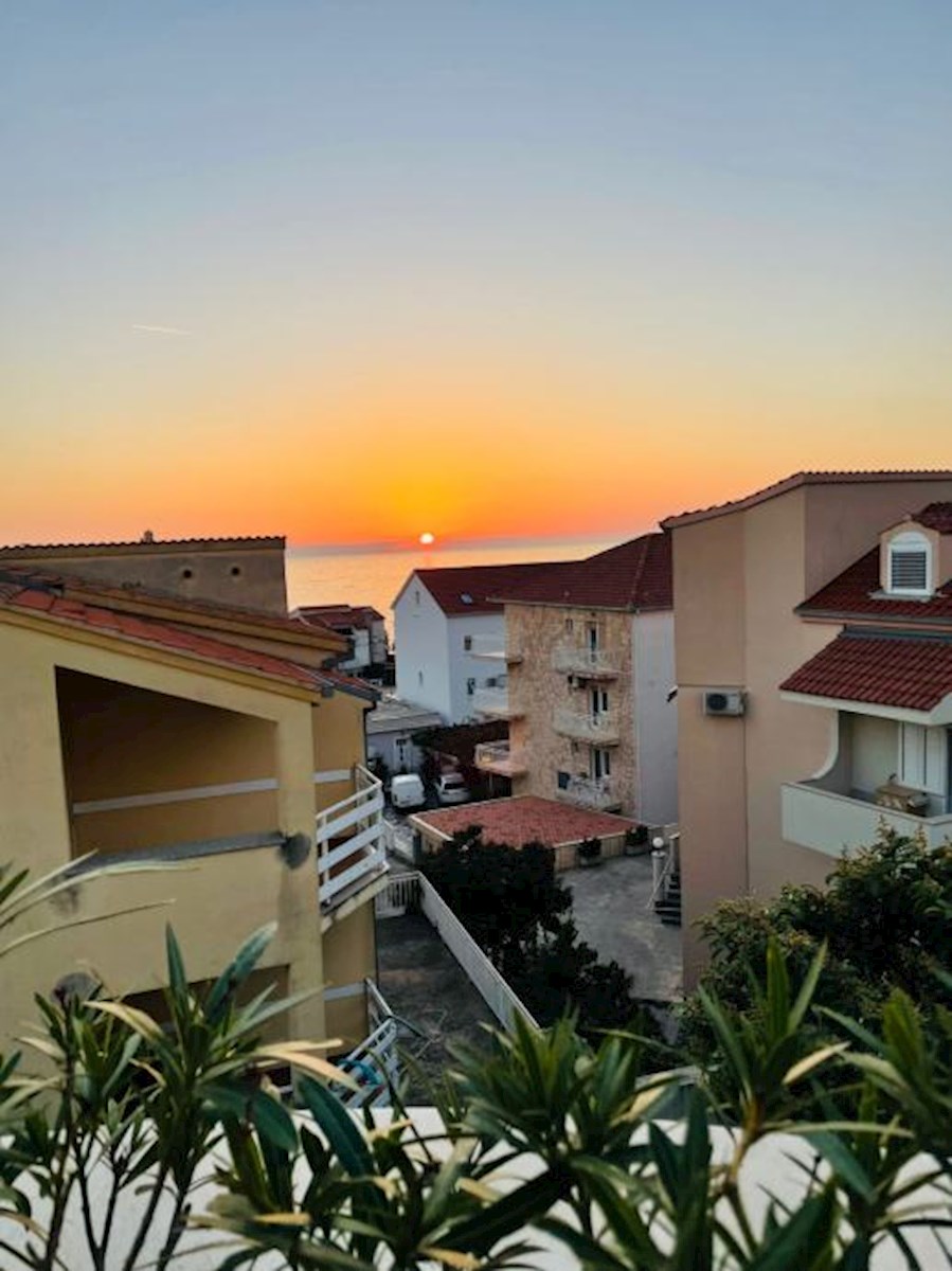 Manjša stanovanjska stavba na atraktivni lokaciji – Podstrana / preberite opis