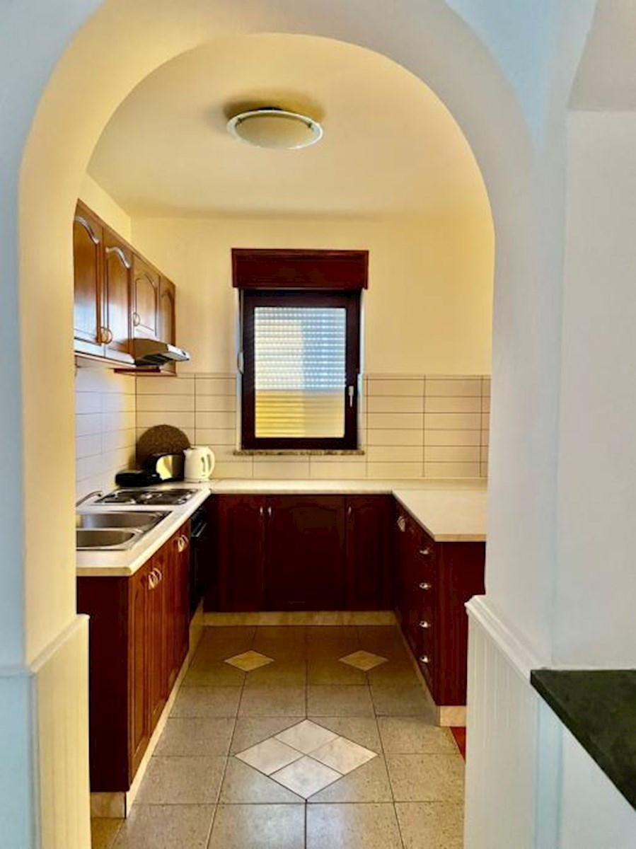 Manjša stanovanjska stavba na atraktivni lokaciji – Podstrana / preberite opis