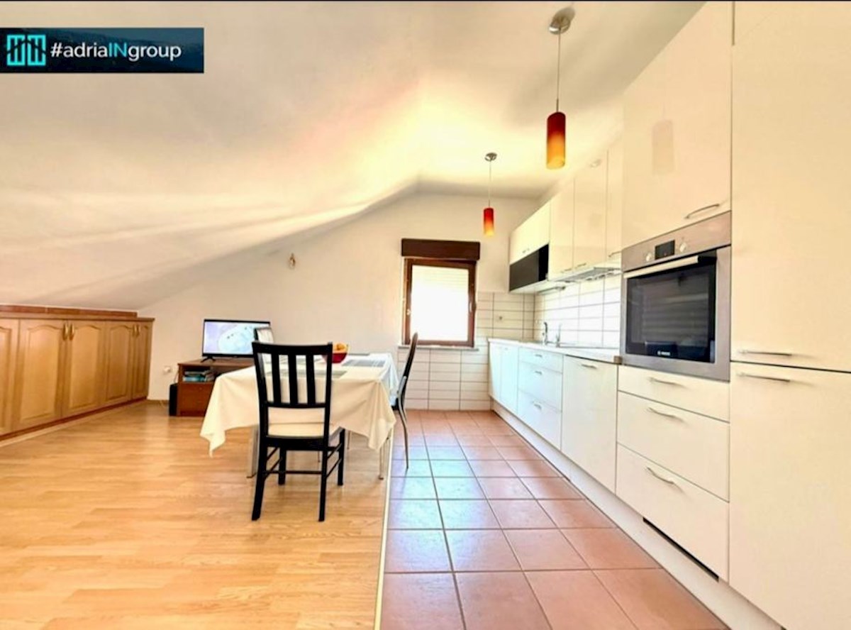 Manjša stanovanjska stavba na atraktivni lokaciji – Podstrana / preberite opis