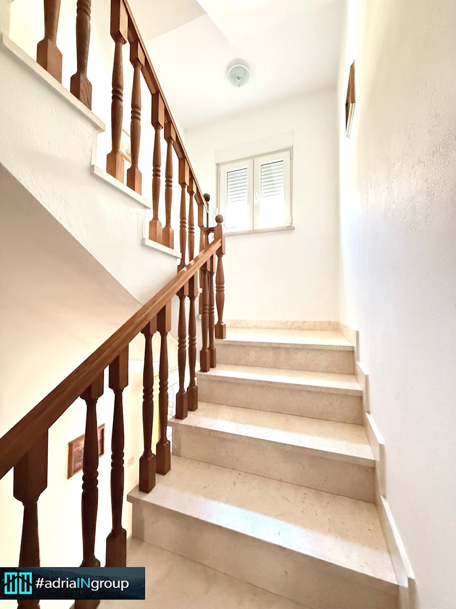 Manjša stanovanjska stavba na atraktivni lokaciji – Podstrana / preberite opis