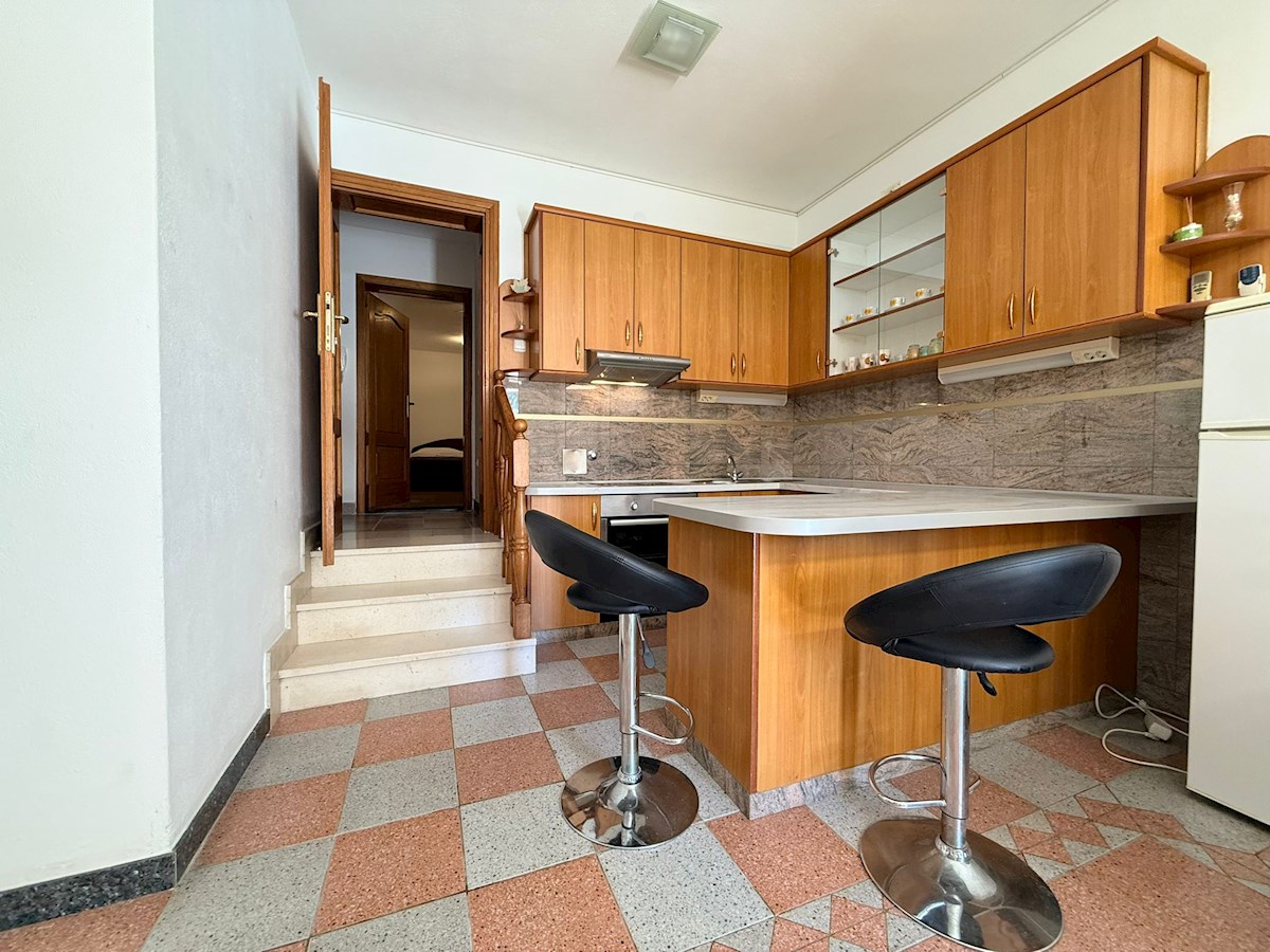 Manjša stanovanjska stavba na atraktivni lokaciji – Podstrana / preberite opis