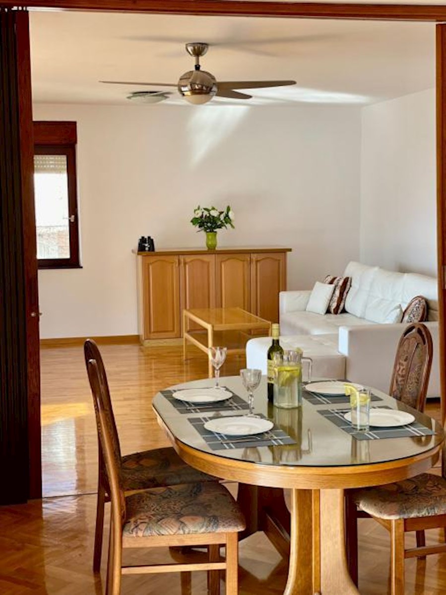 Manjša stanovanjska stavba na atraktivni lokaciji – Podstrana / preberite opis