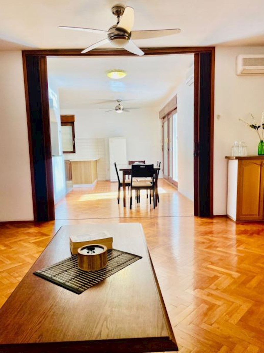 Manjša stanovanjska stavba na atraktivni lokaciji – Podstrana / preberite opis