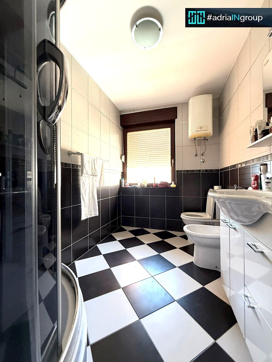 Manjša stanovanjska stavba na atraktivni lokaciji – Podstrana / preberite opis