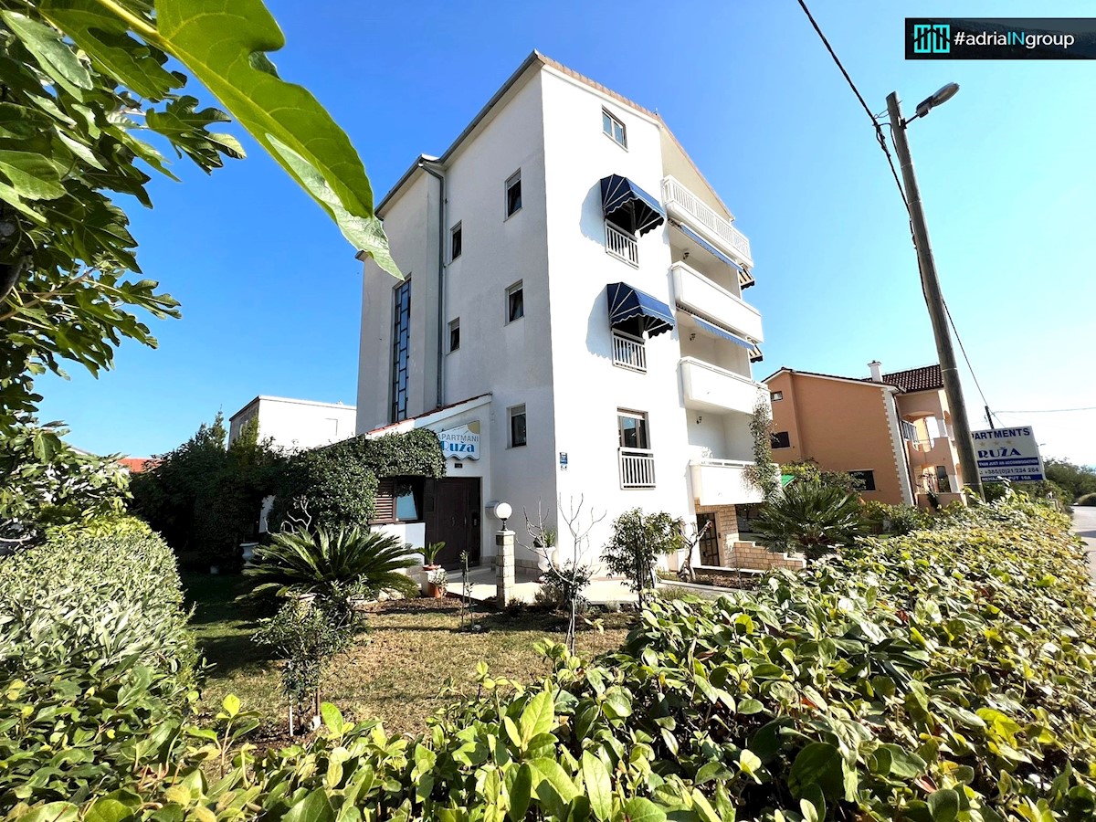 Kaštel Štafilić, VIDEO / 15 apartmajev / mini hotel / restavracija / PREBERI OPIS