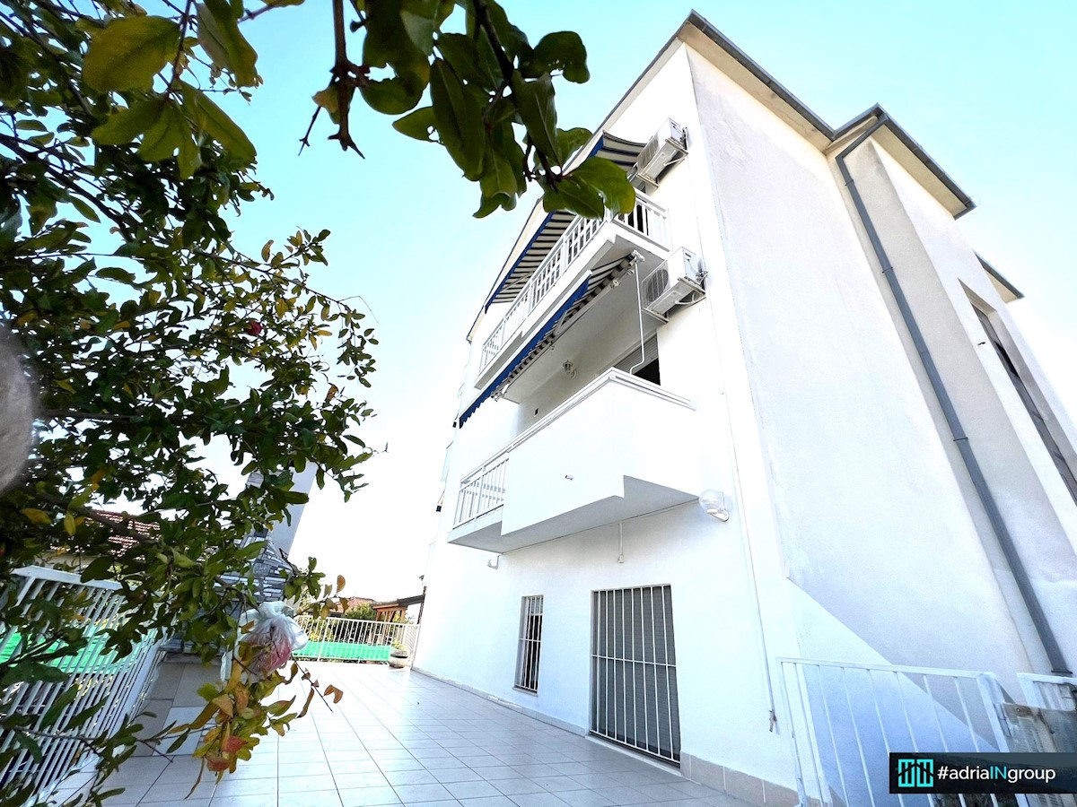 Kaštel Štafilić, VIDEO / 15 apartmajev / mini hotel / restavracija / PREBERI OPIS