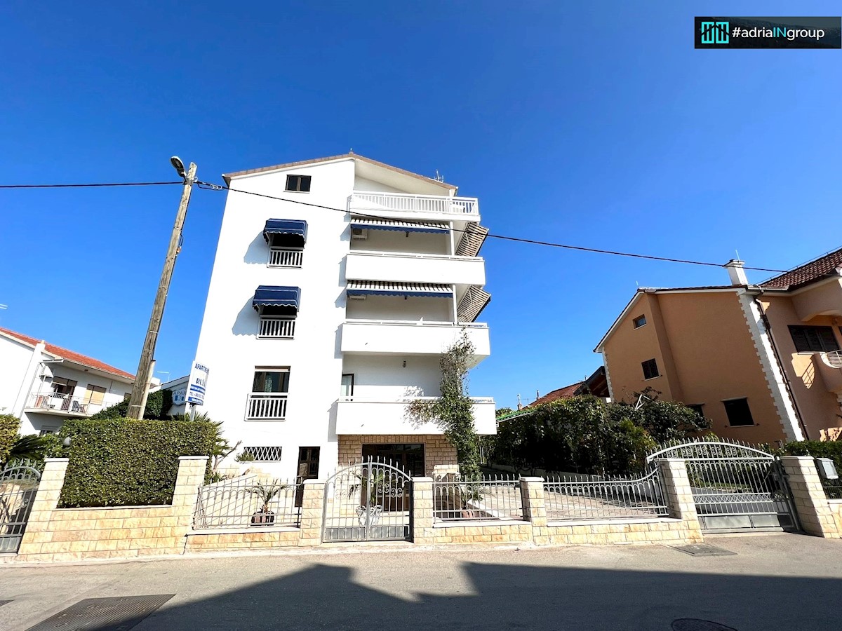 Kaštel Štafilić, VIDEO / 15 apartmajev / mini hotel / restavracija / PREBERI OPIS