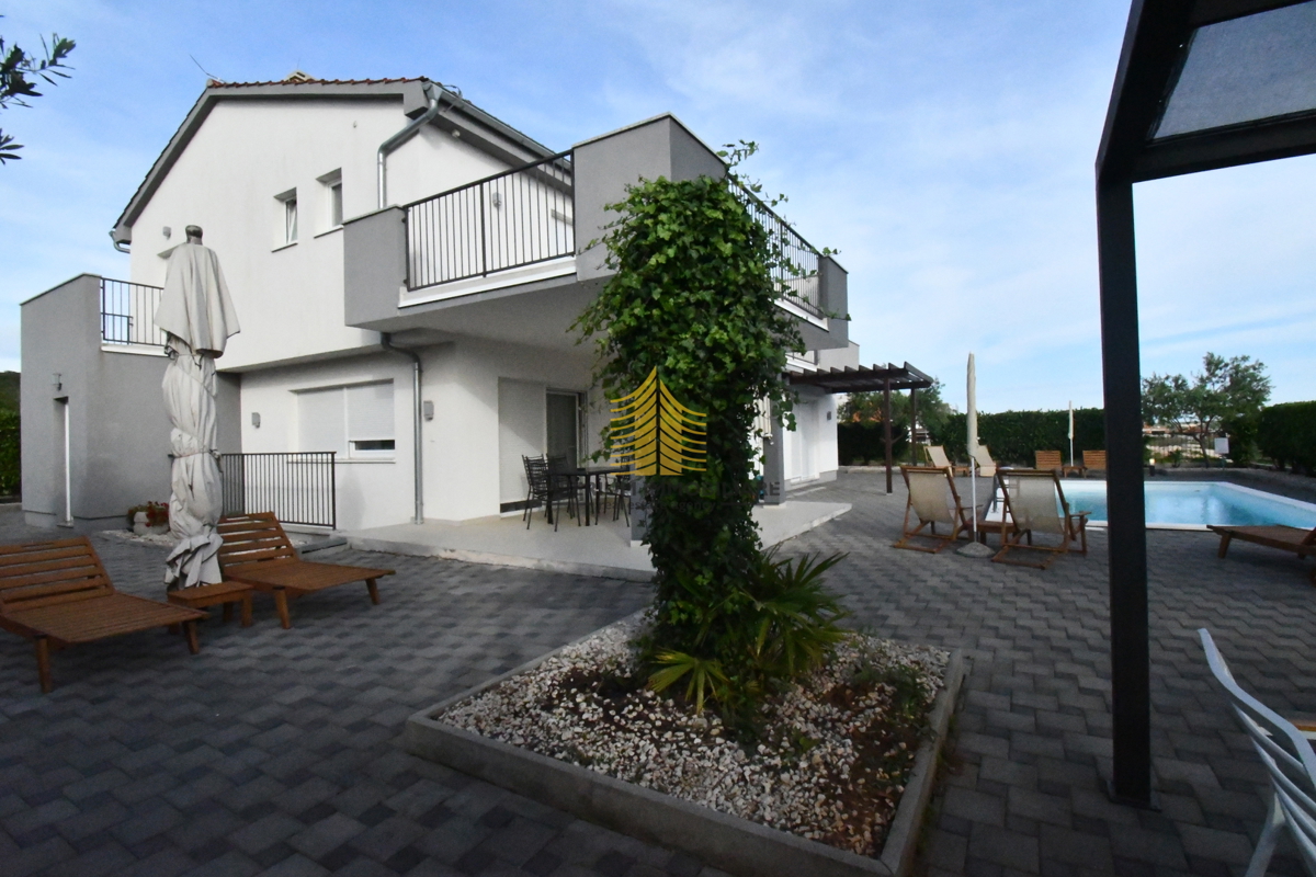 Hiša, Prodaja, Vila