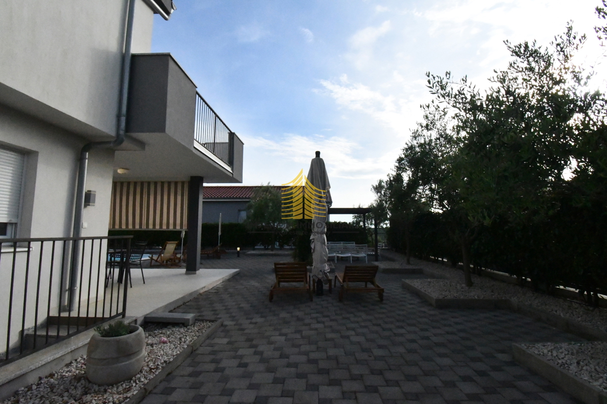 Hiša, Prodaja, Vila