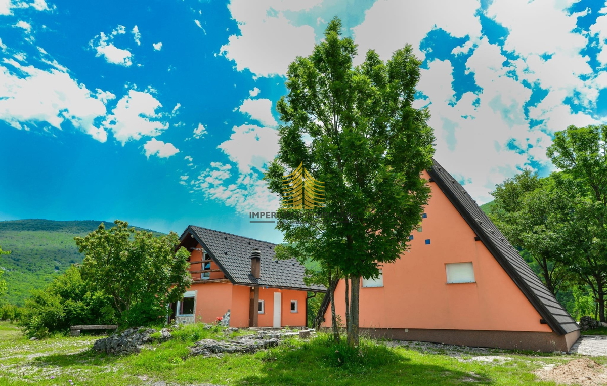 Hiša, Prodaja, Gračac, 210 m2, Samostojna