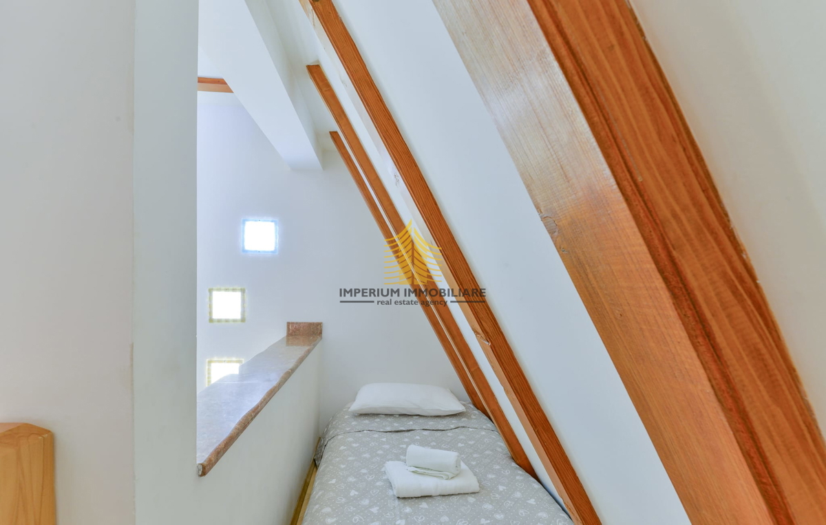 Hiša, Prodaja, Gračac, 210 m2, Samostojna