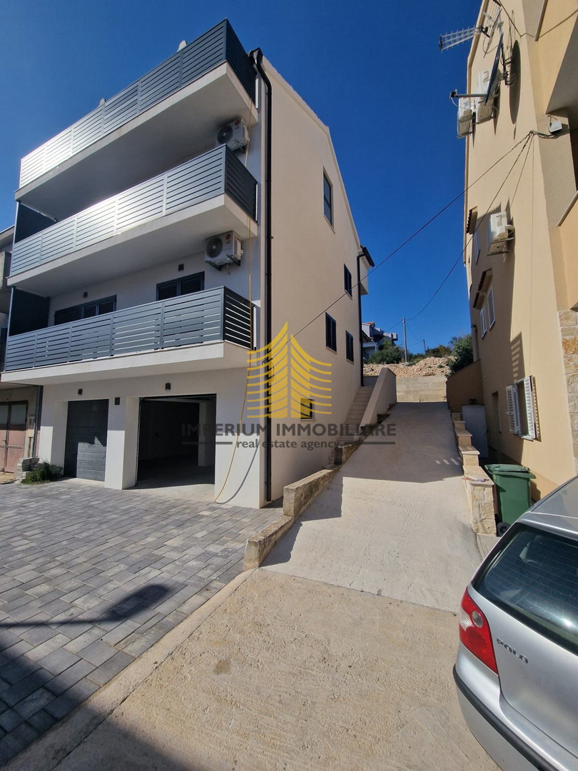 Hiša, Prodaja, Šibenik, Meterize, 353,24 m2, V vrsti
